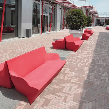designer-lounge-outdoor-betrieb-stadt-besucher-wartebereich-ausstattung