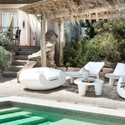 exklusive-terrassen-pool-hotel-moebel-slide-chubby-social-distanciiing-mobiliar