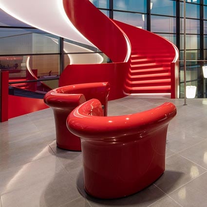 slide-kalla-objekt-hotel-design-ausstattung-armchair-sessel-rot-lack