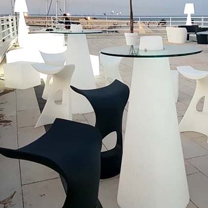 slide-lounge-bar-gastronomie-event-objekt-design-moebel-in-outdoor-beleuchtet