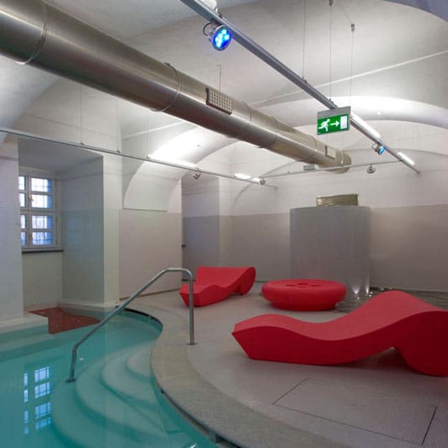 wellness-spa-bad-pool-designer-komfort-möbel-in-outdoor-kunststoff-hygiene-pflegeleicht-slide-design-italien