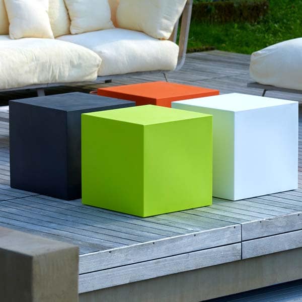 sitzwuerfel-outdoor-kunststoff-40-50-farbig-event-warte-kindergarten-kita-messemöbel-design-farbe