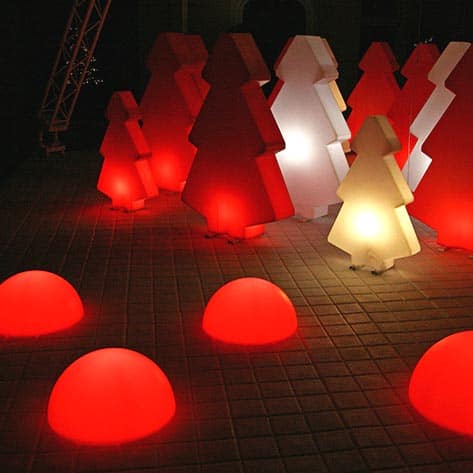 beleuchtete-halbkugel-in-outdoor-slide-mezzo-globo-leucht-halbkugel-farbe