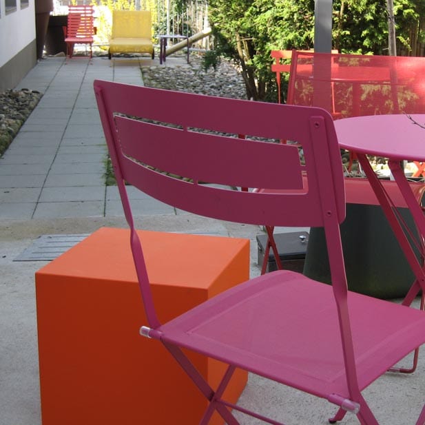 sitzwuerfel-kunststoff-farbig-in-outdoor-gartendekoration-ablage-slide-cubo-40