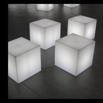 slide-cubo-light-leucht-wuefel-kubus-beleuchtet-in-outdoor-weiss