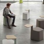 plust-sat-table-sitz-moebel-mit-tablet-ablage-objekt-design-mobiliar