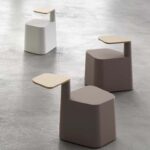 plust-sat-table-sitz-moebel-mit-tablet-ablage-objekt-mobiliar