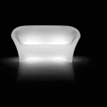 plust-ohla-sofa-beleuchtet-in-outdoor-exklusive-objekt-design-gartenmoebel-beleuchtet-1