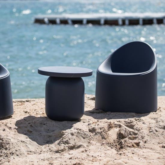 luxus-gartenmöbel-serralunga-design-moebel-juju-beistelltisch-bay-sessel-kunststoff-in-outdoor