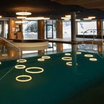 slide-giotto-objekt-deckenleuchte-kreis-rund-pool-schwimmbad-spa-alpen-resort-hotel-bivio